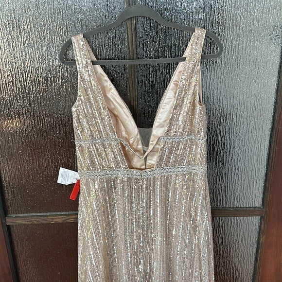 MAC DUGGAL
Metallic Sequined Plunge Neck Gown silver/gold size 6 NWT - Picture 14 of 15